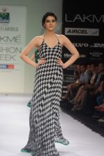 Model walk the ramp for Archana Kocchar show at Lakme Fashion Week 2012 Day 5 in Grand Hyatt on 7th Aug 2012 (46).JPG